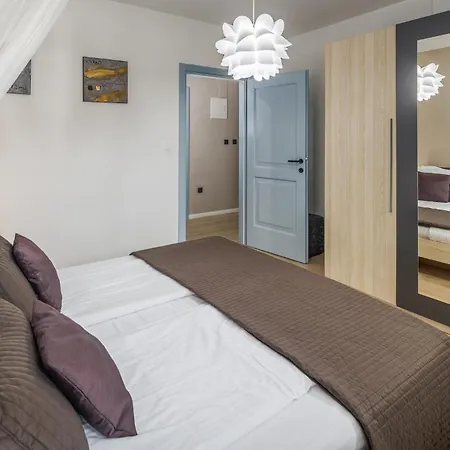 Σπίτι διακοπών 4 Bedroom Stunning In Žbandaj