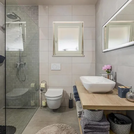4 Bedroom Stunning In Žbandaj