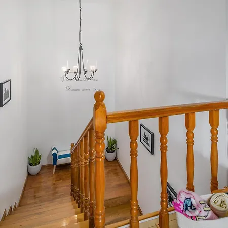 Σπίτι διακοπών 4 Bedroom Stunning In Žbandaj